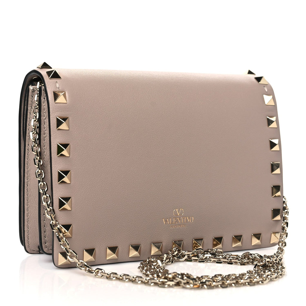 Pebbled Calfskin Rockstud Wallet On Chain Poudre
