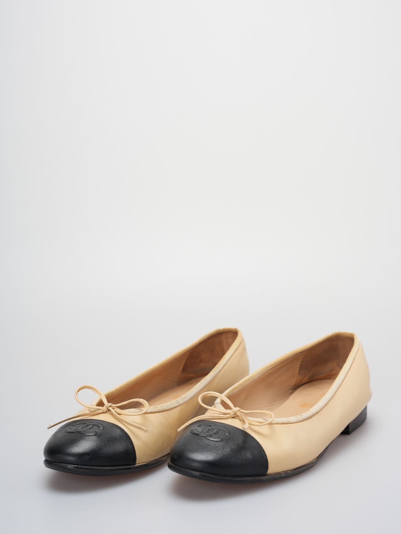 Chanel Beige/Black Leather CC Bow Cap Toe Ballet Flats Size 37 .5