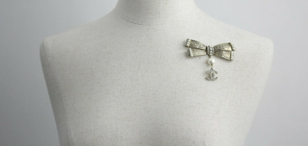 Chanel Vintage 06P Metal Imitation Pearl Bow Brooch