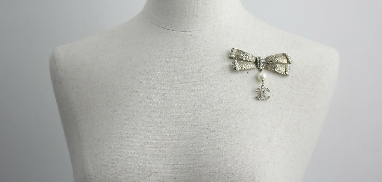 Chanel Vintage 06P Metal Imitation Pearl Bow Brooch