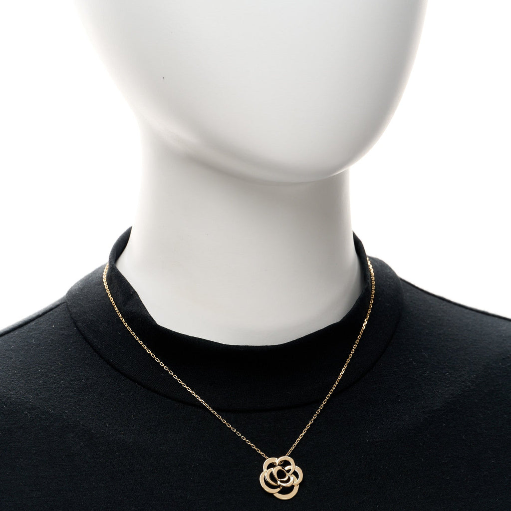 18K Yellow Gold Fil de Camelia Pendant Necklace