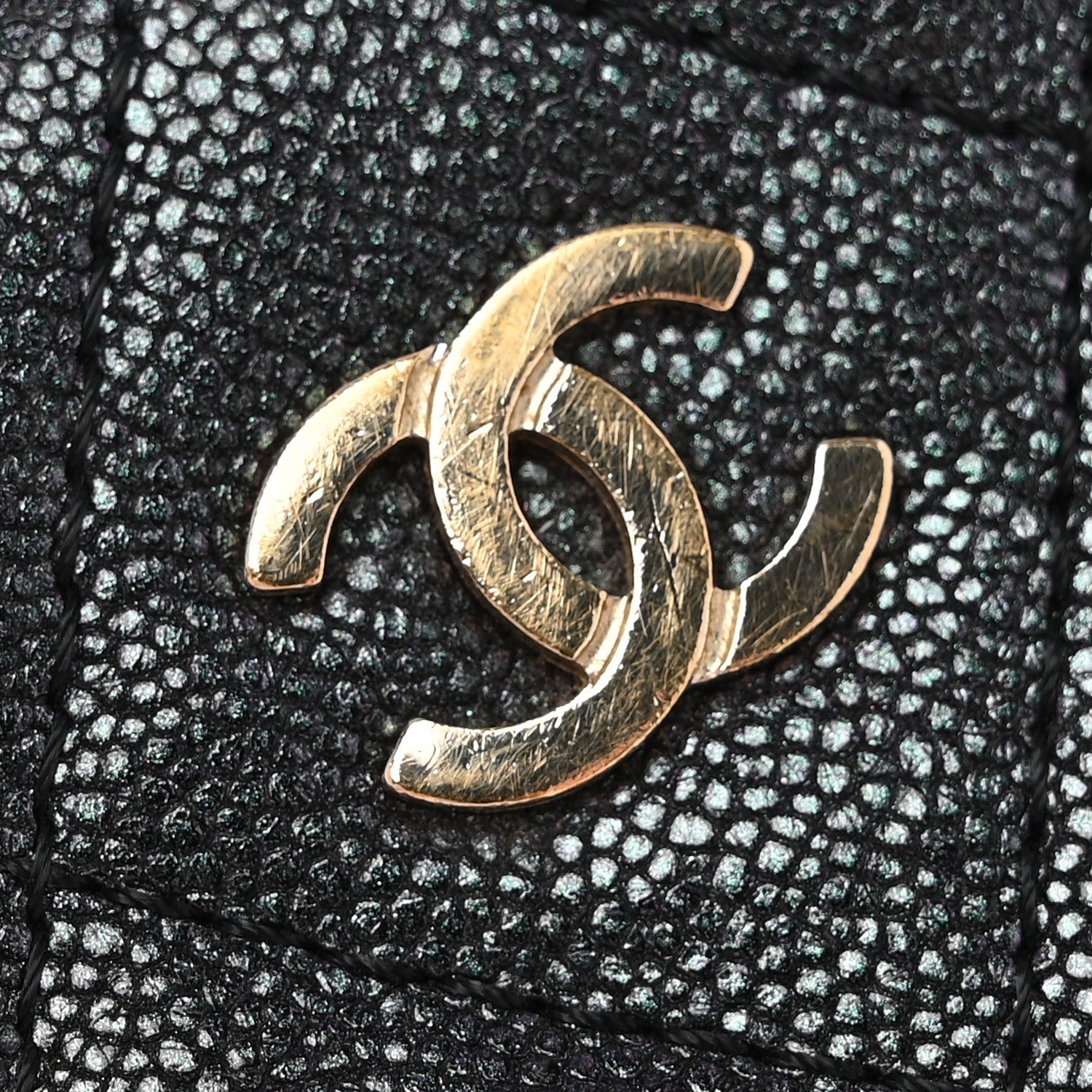 Iridescent Caviar Quilted Round Clutch With Chain Black