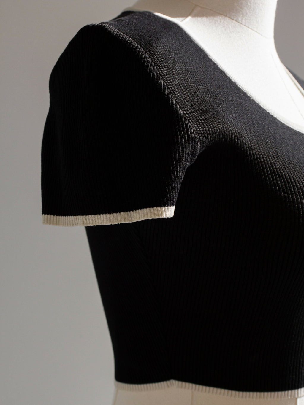Iconic Chanel Vintage Spring 1995 Black White Ribbed CC 95P Cropped igan