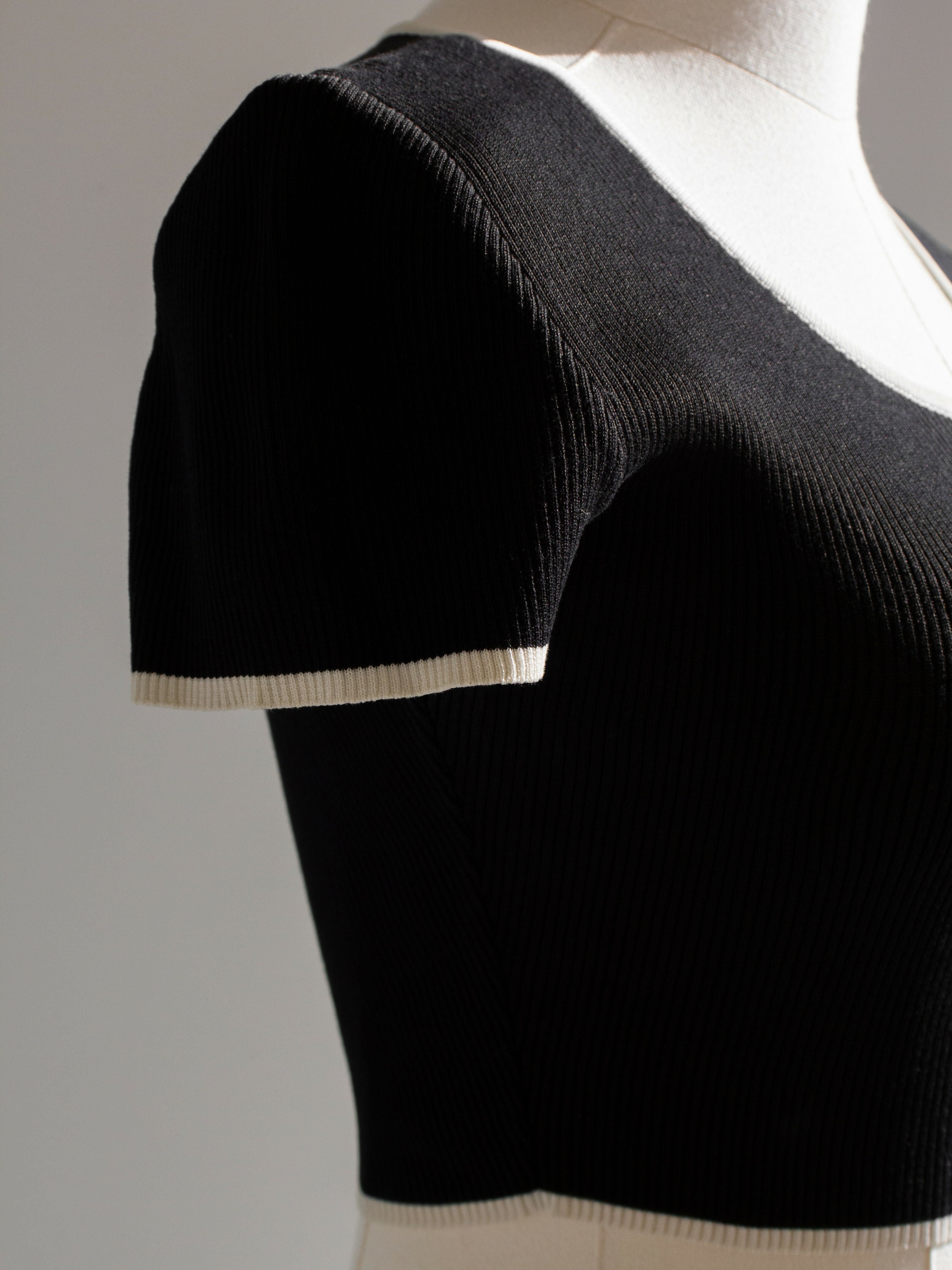 Iconic Chanel Vintage Spring 1995 Black White Ribbed CC 95P Cropped igan