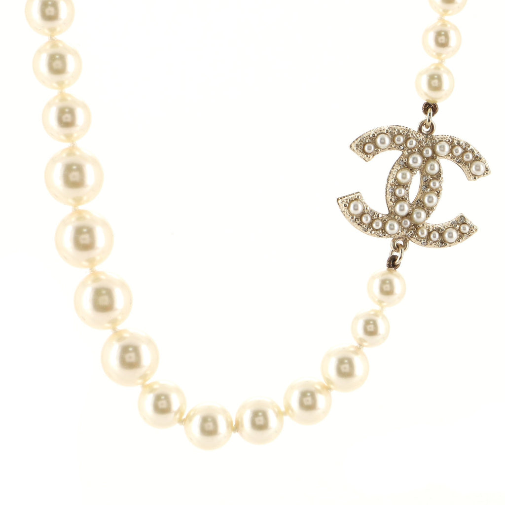 CC Graduated Pearl Short Necklace Faux Pearls and Metal
