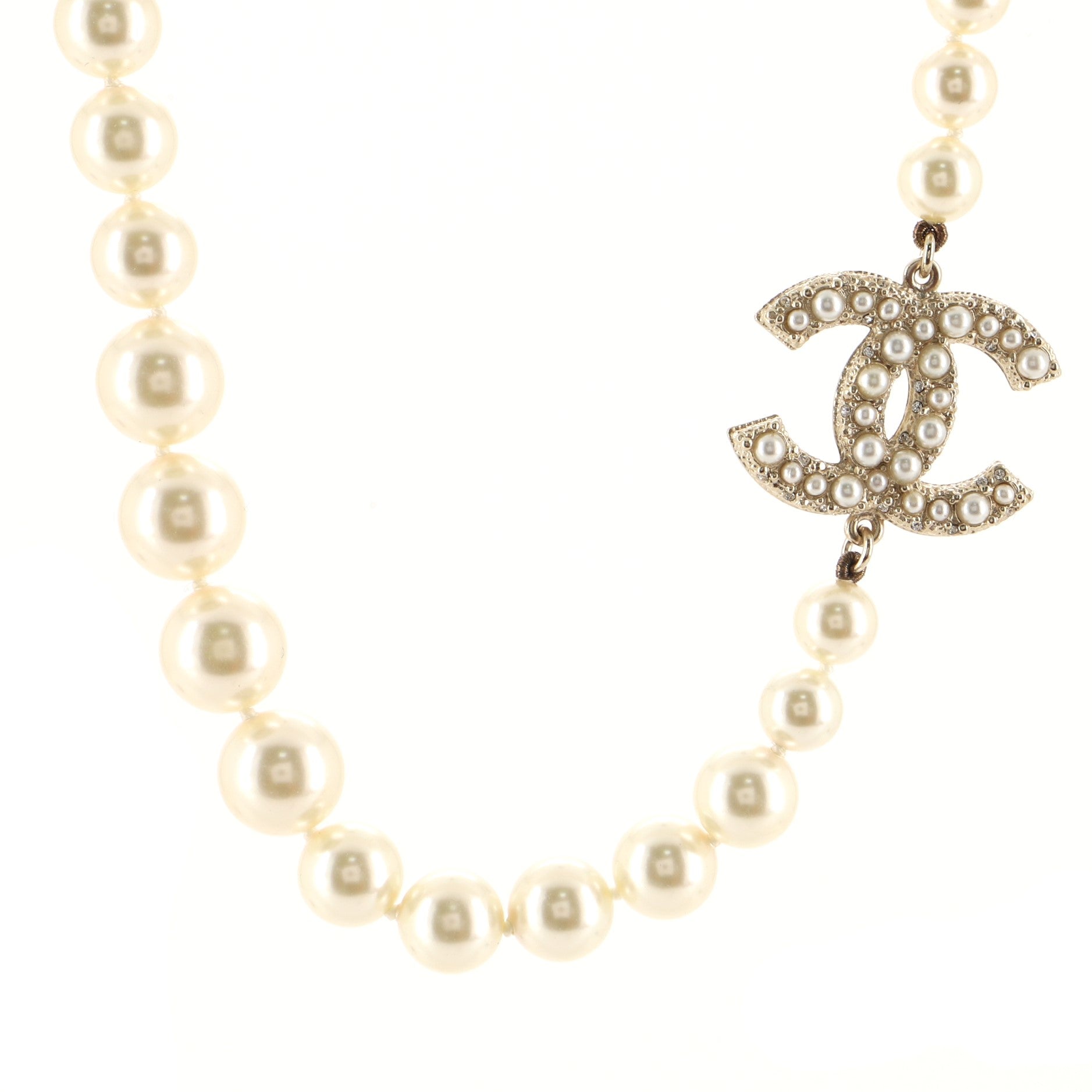 CC Graduated Pearl Short Necklace Faux Pearls and Metal