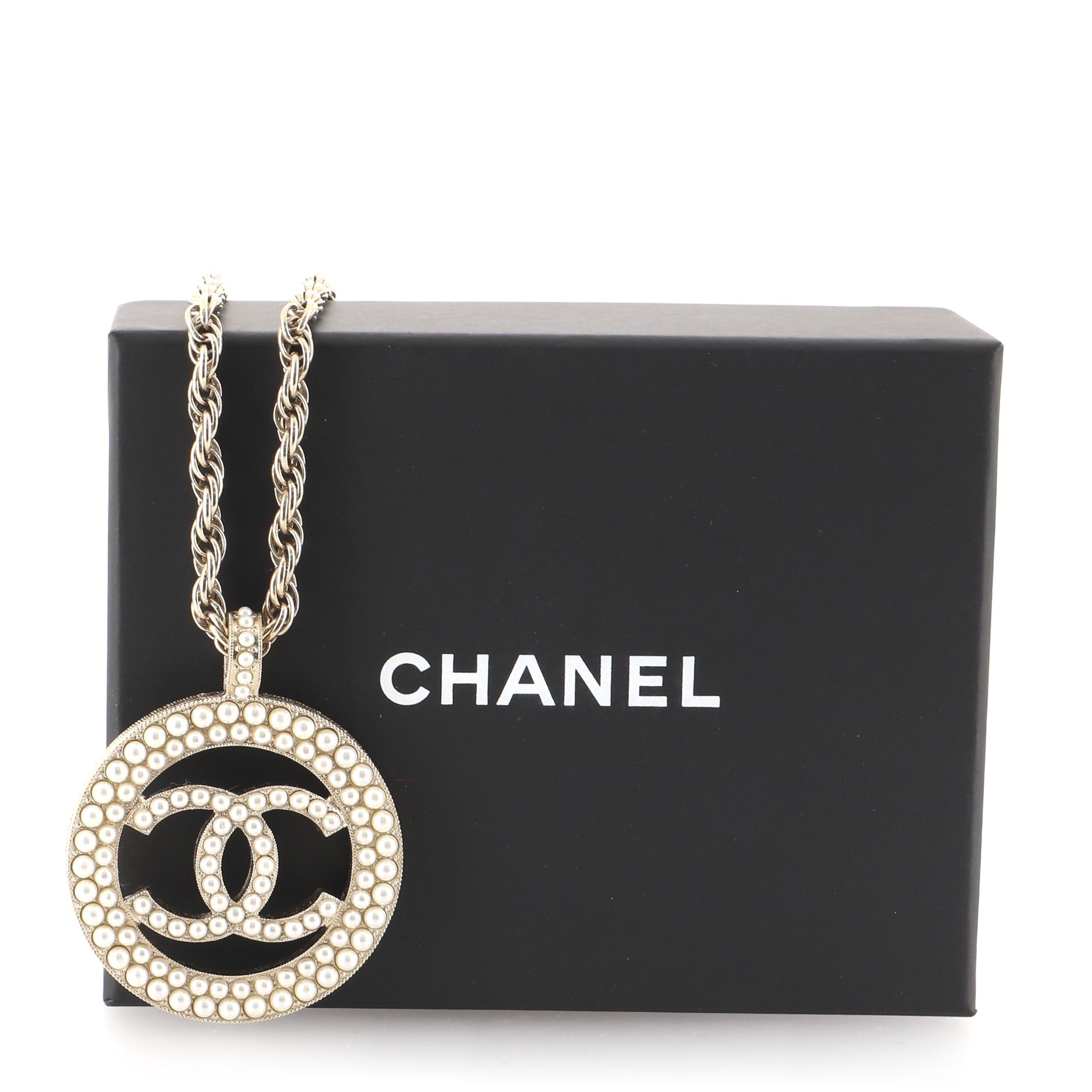 CC Round Pendant Necklace Metal with Faux Pearls