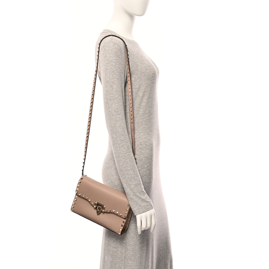 Vitello Medium Rockstud Flip Lock Crossbody Bag Poudre