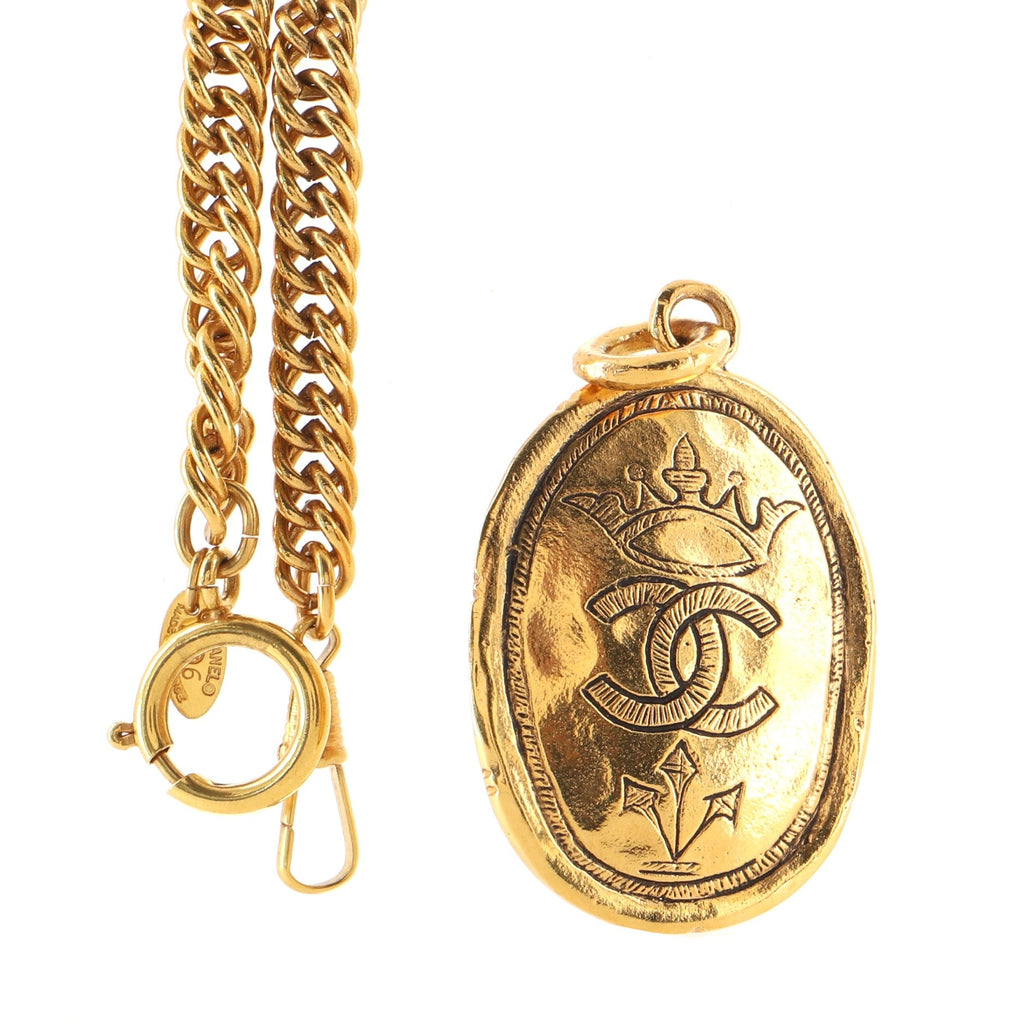 Vintage CC Crest Oval Pendant Necklace Metal