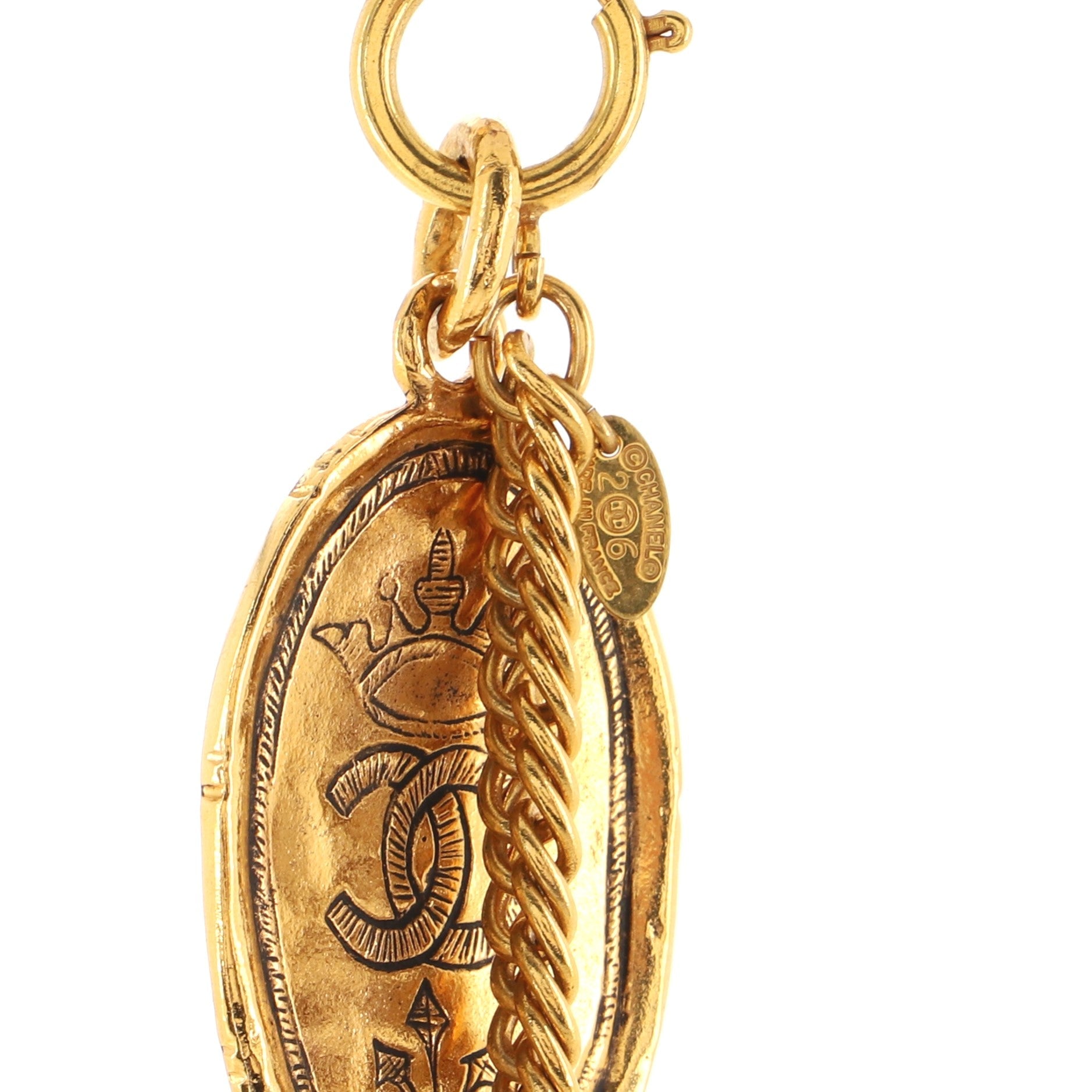 Vintage CC Crest Oval Pendant Necklace Metal