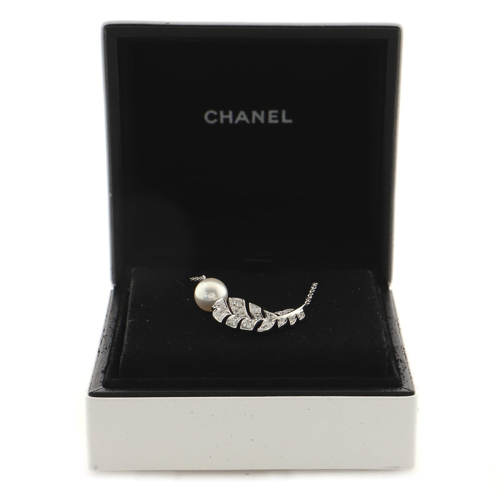 Plume De Chanel Pendant Necklace 18K White Gold and Diamonds with Pearl