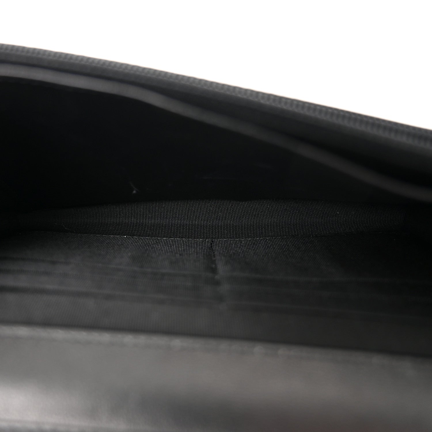 Lambskin Pyramid Wallet On Chain WOC Black