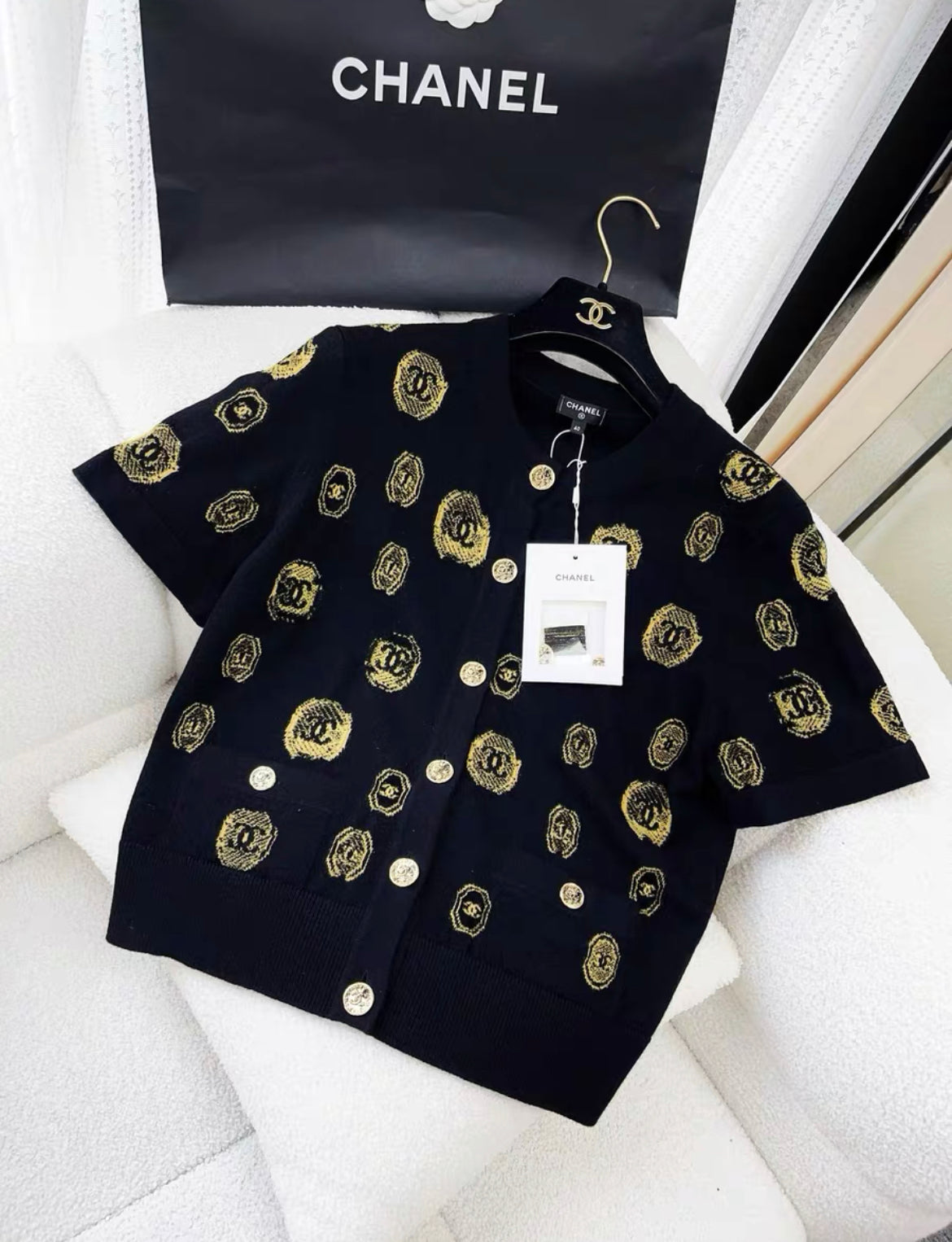 CHANEL 21A CASHMERE IGAN BLACK/GOLD size 40