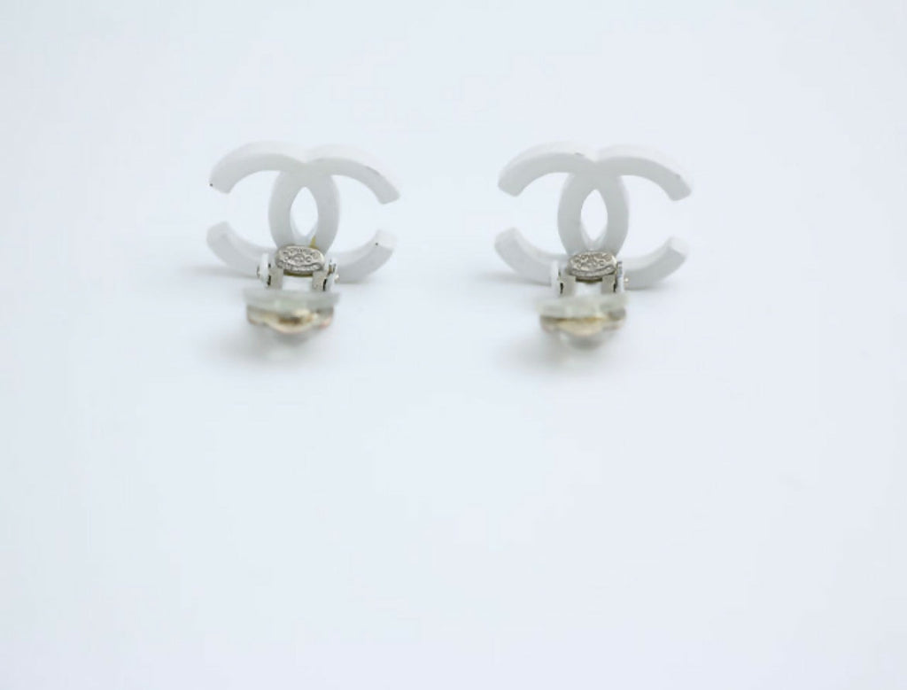 Chanel Vintage 04C Resin All-White Simple Style Clip-on Earrings