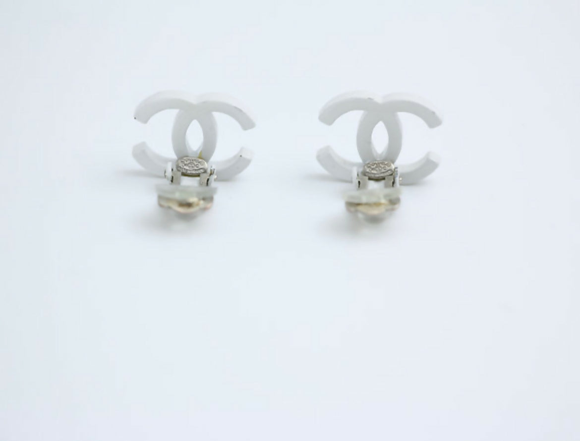 Chanel Vintage 04C Resin All-White Simple Style Clip-on Earrings