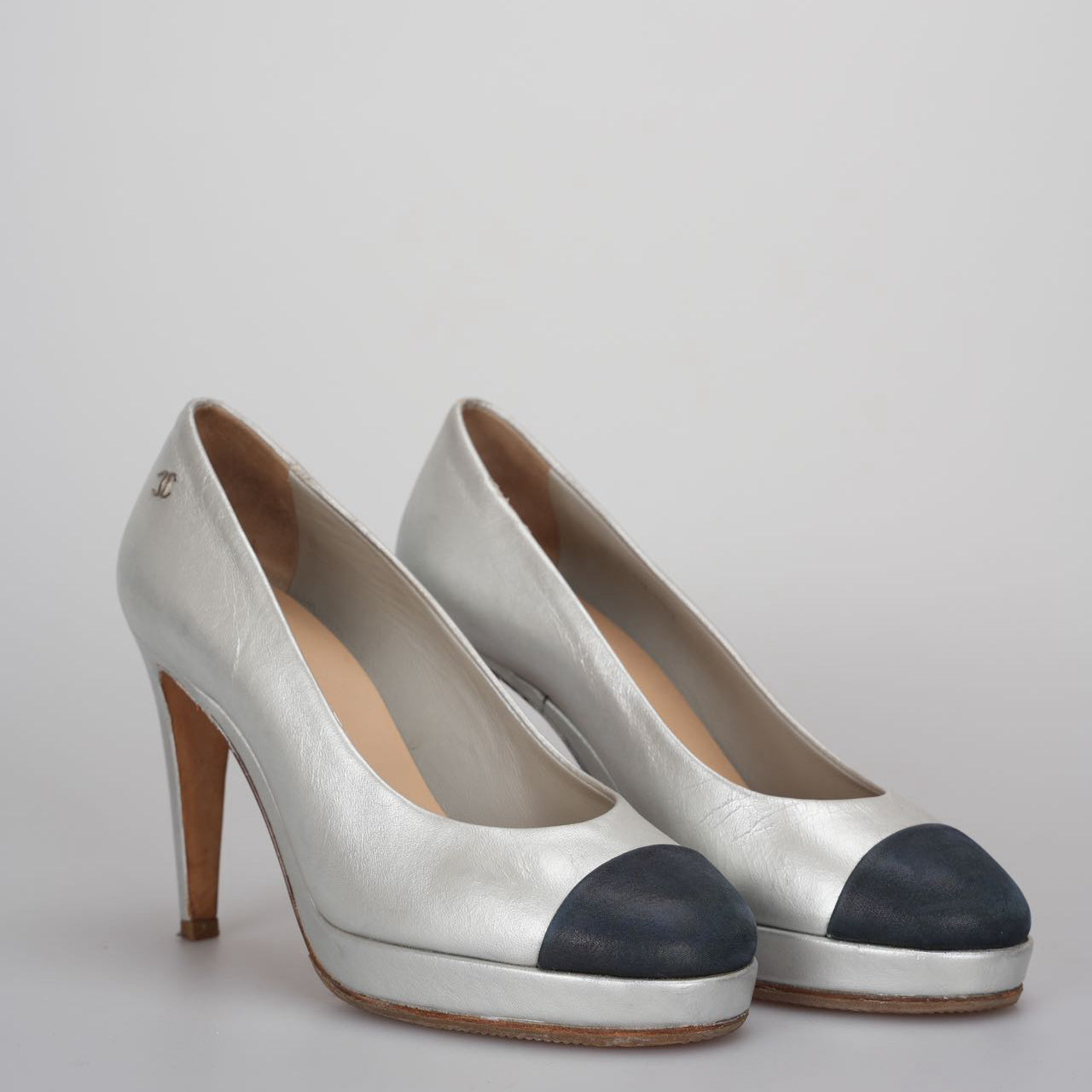 Chanel Silver/Black Nubuck Leather Cap Toe Pumps Size 36
