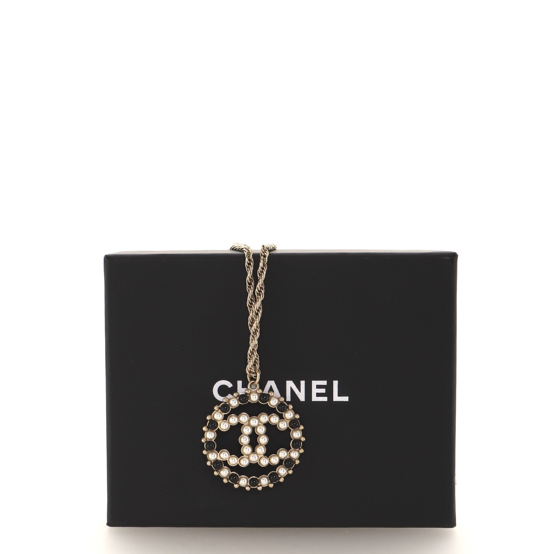 CC Round Pendant Necklace Metal with Faux Pearls and Beads