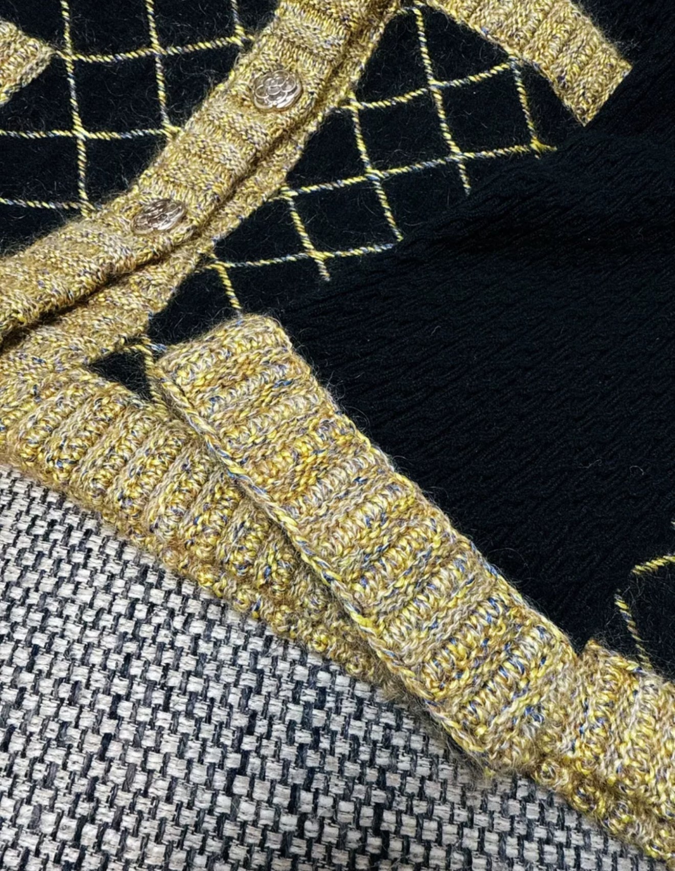 Chanel Fall/Winter 2015-2016 Black & Gold igan