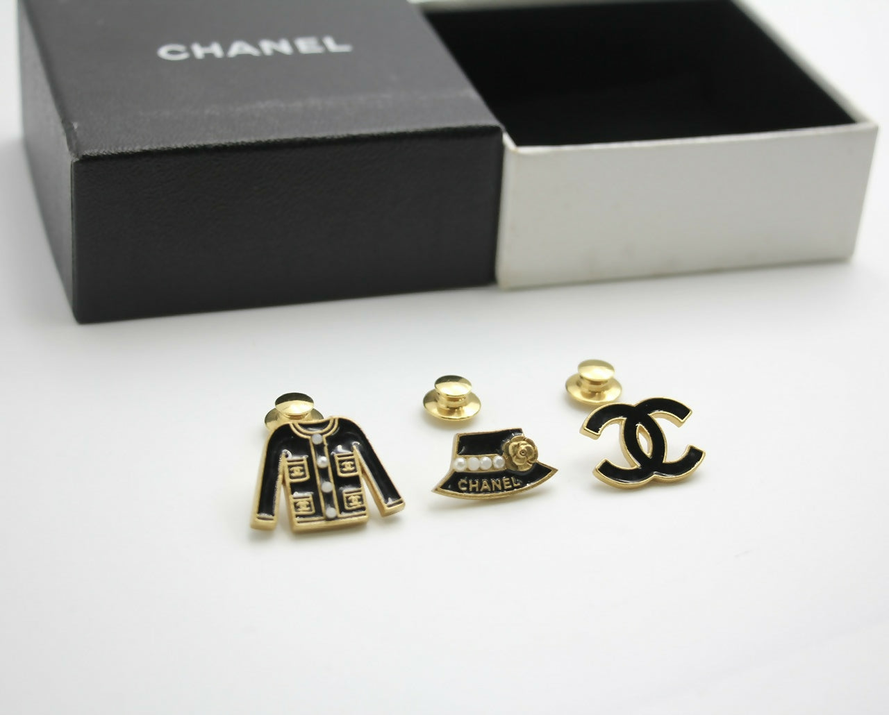 Chanel Vintage 02A Enamel Three-piece Hat Clothing CC Brooch
