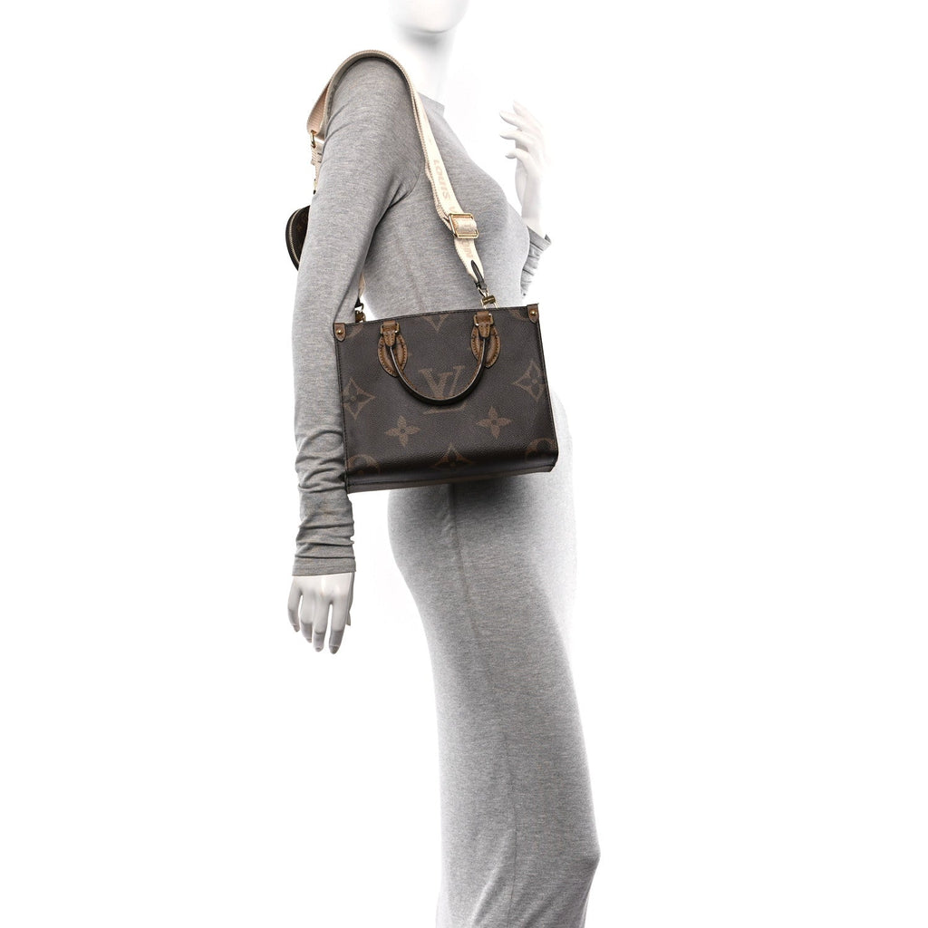 Reverse Monogram Giant Onthego PM