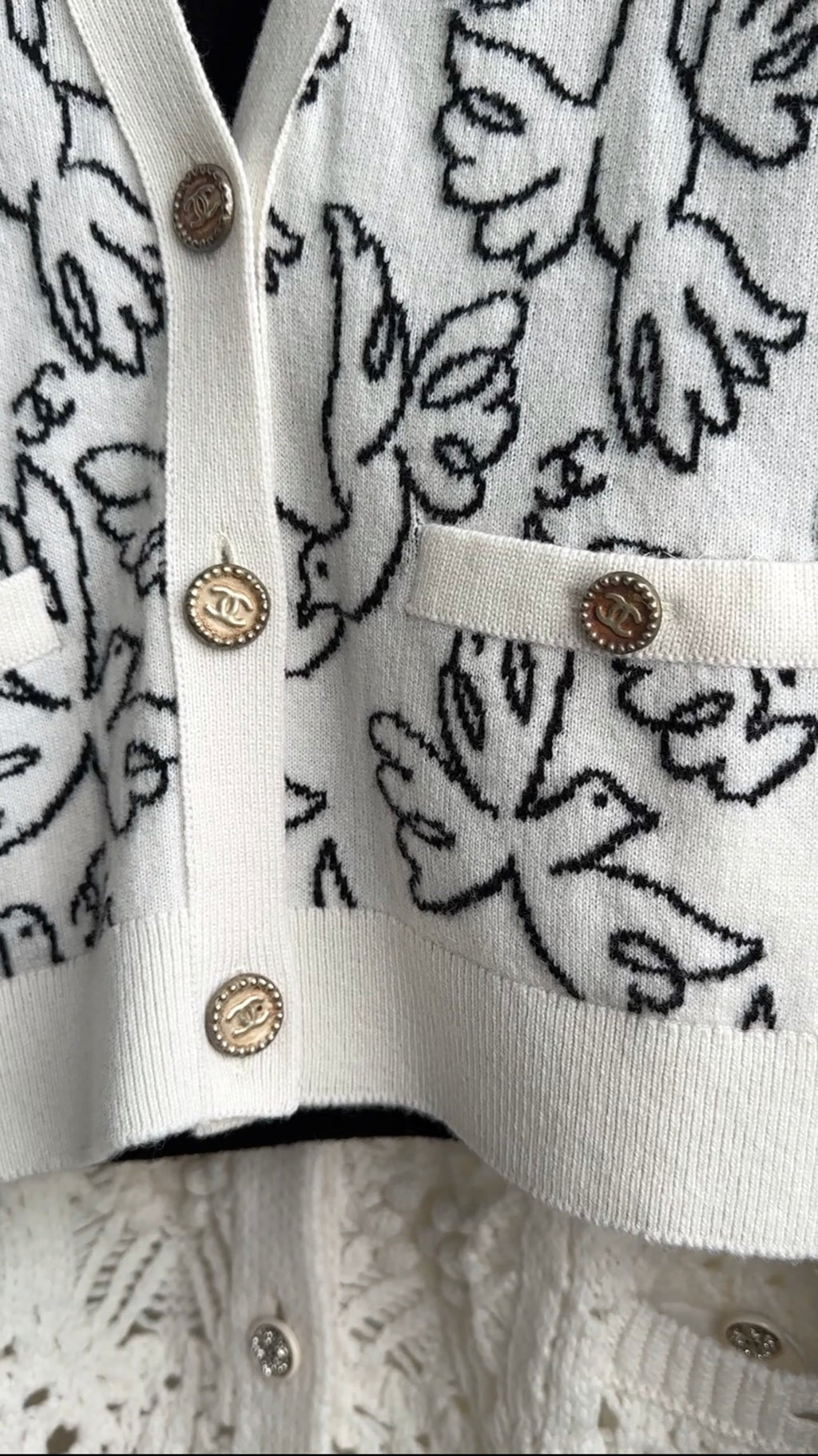 Chanel 22C black and White igan with Dove Birds - FR36