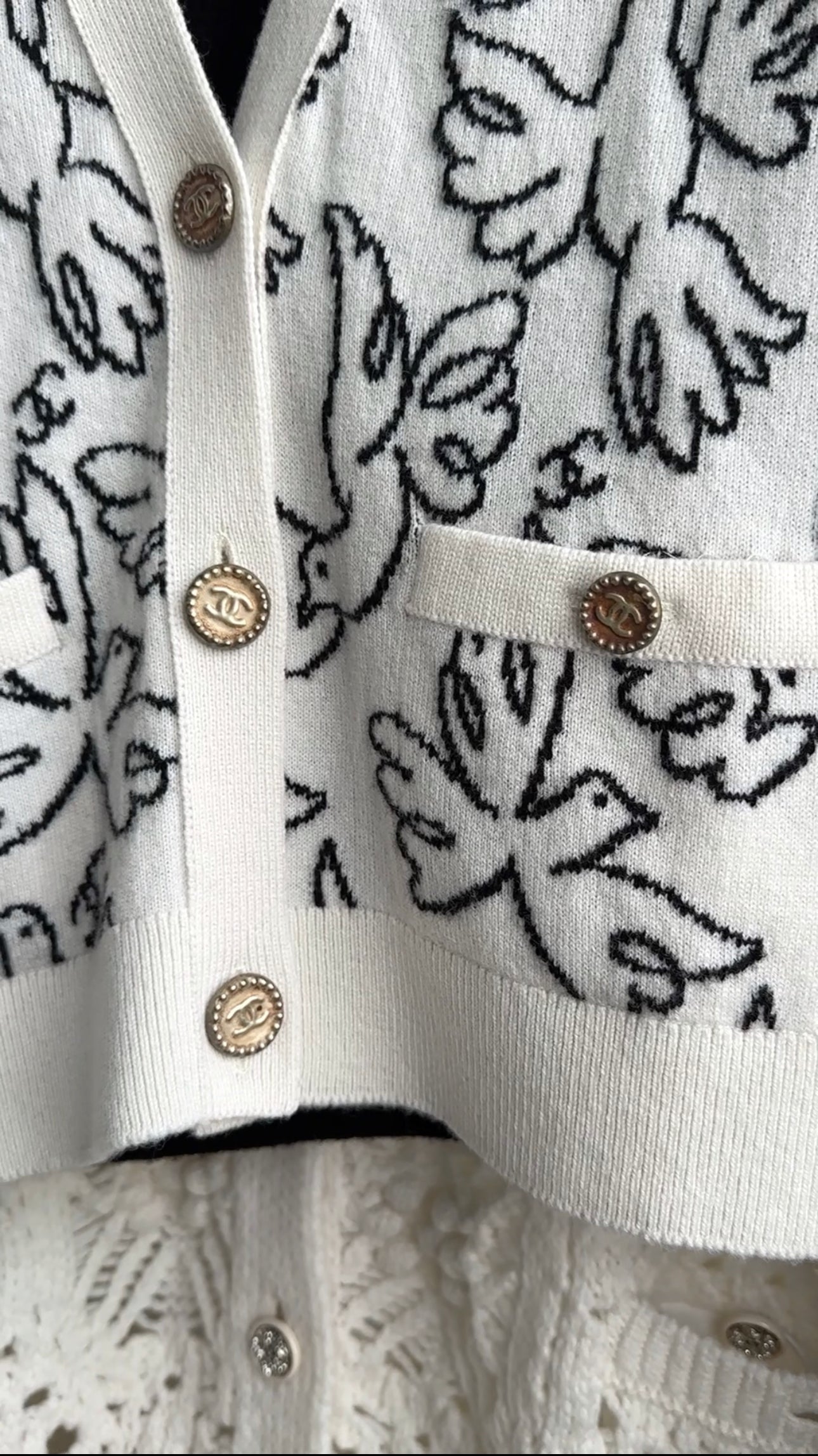 Chanel 22C black and White igan with Dove Birds - FR36