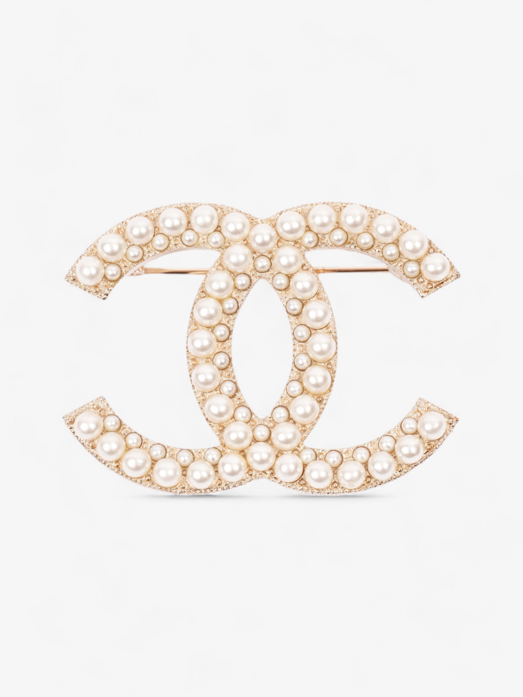 Chanel CC Pearl Brooch Gold Tone / Pearl Base Metal
