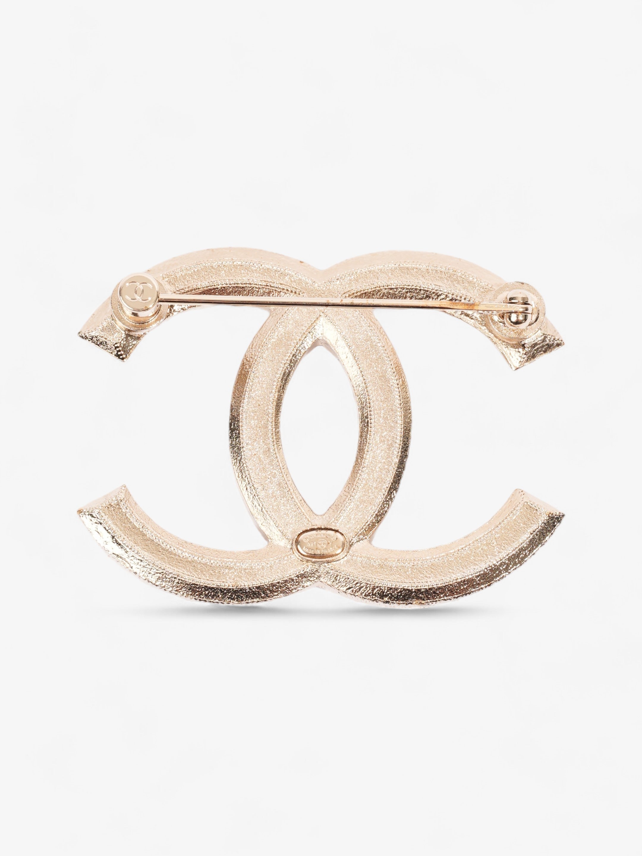 Chanel CC Pearl Brooch Gold Tone / Pearl Base Metal