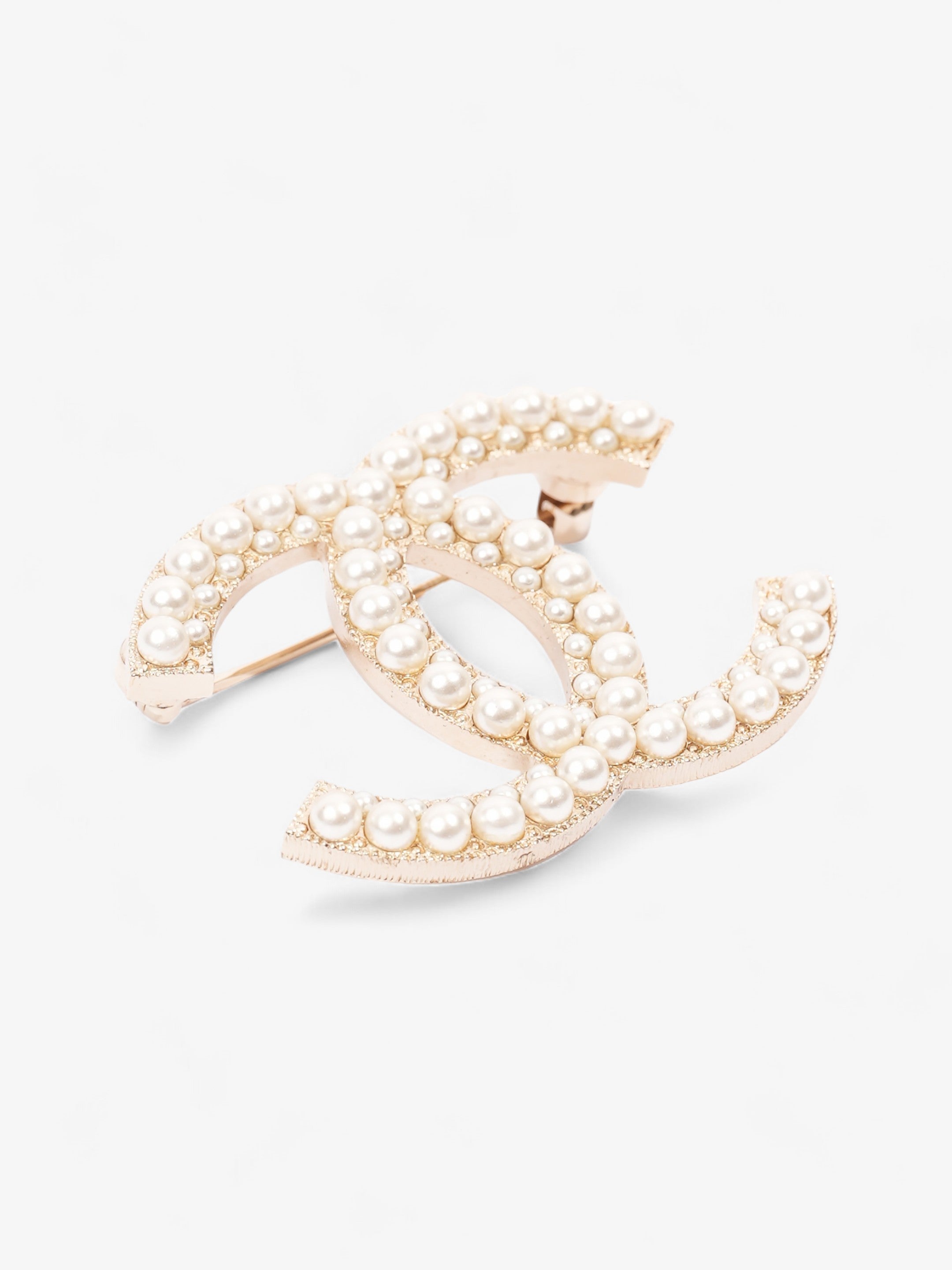 Chanel CC Pearl Brooch Gold Tone / Pearl Base Metal