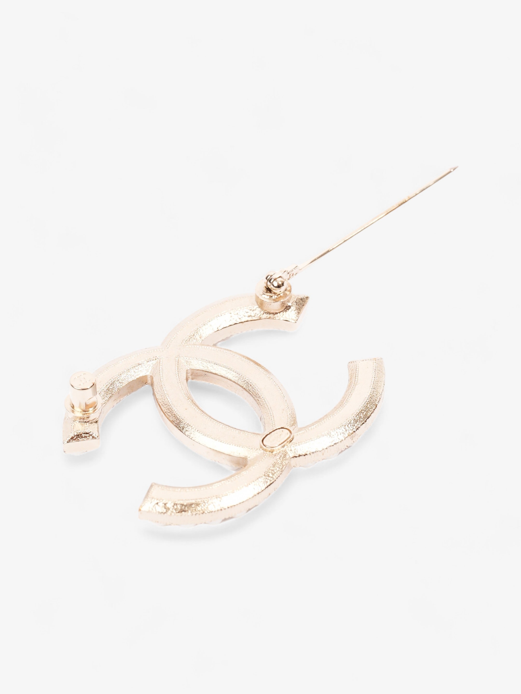 Chanel CC Pearl Brooch Gold Tone / Pearl Base Metal