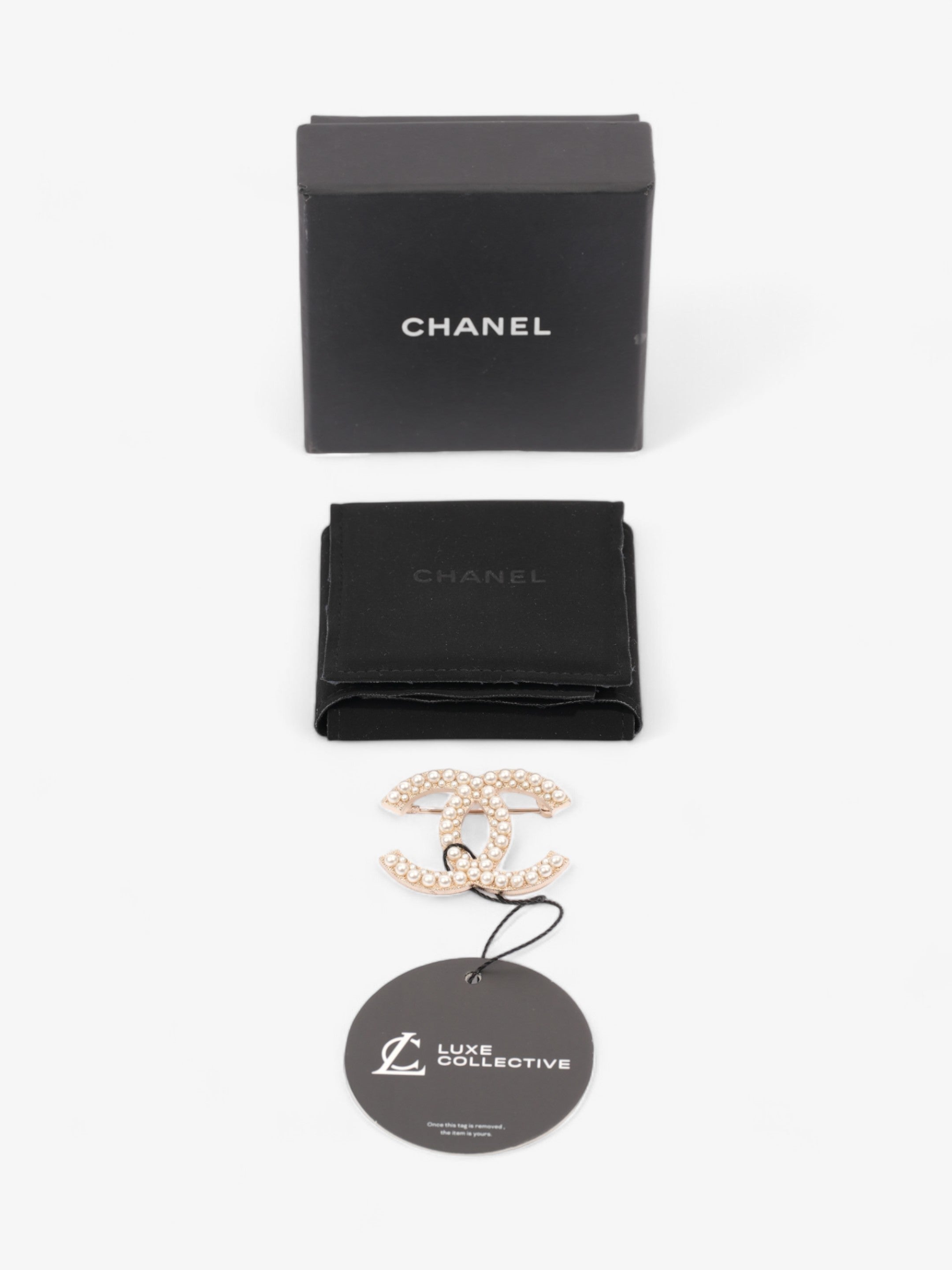 Chanel CC Pearl Brooch Gold Tone / Pearl Base Metal