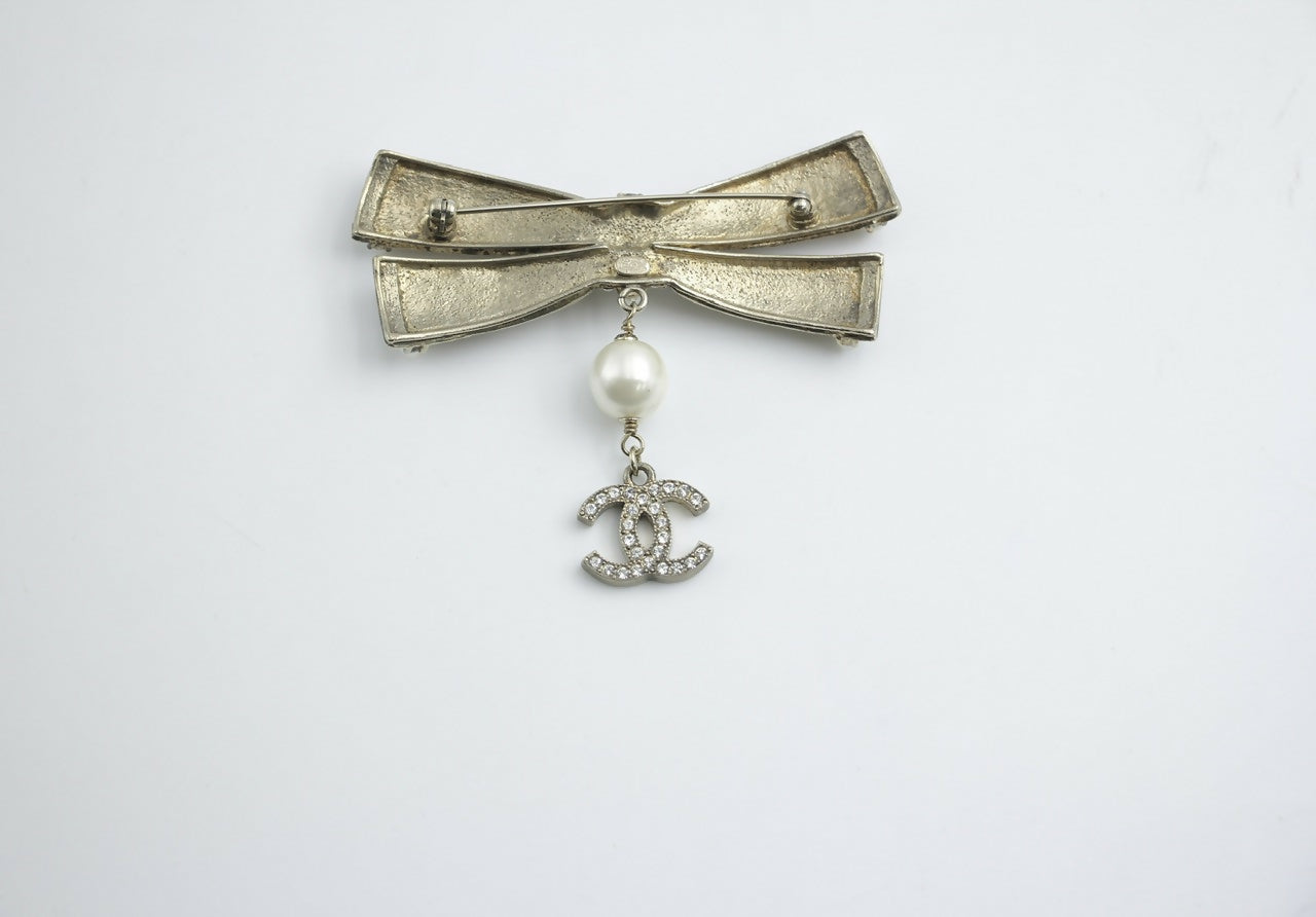 Chanel Vintage 06P Metal Imitation Pearl Bow Brooch