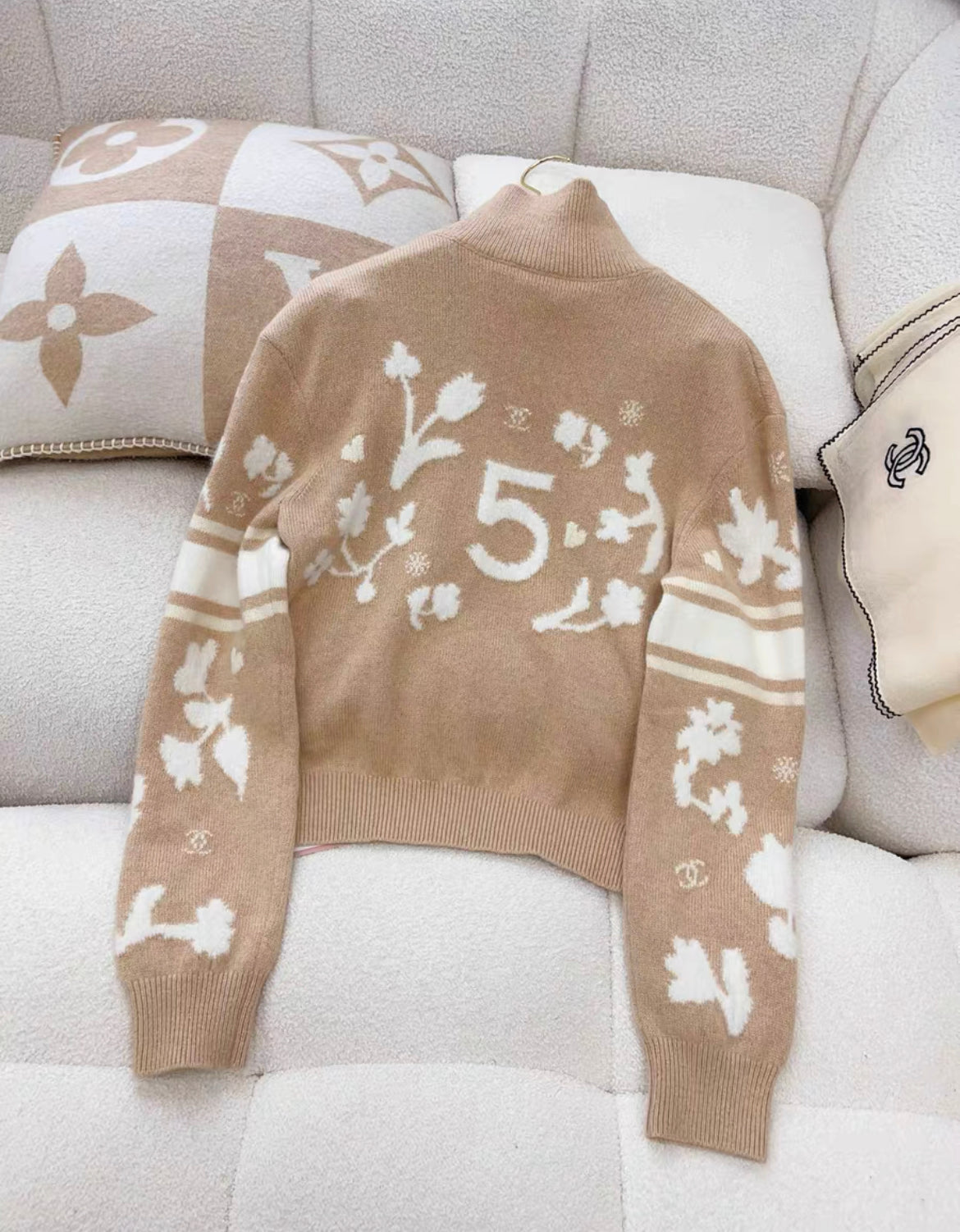 Chanel 24N coco neige beige and white knitted cashmere sweater size 38