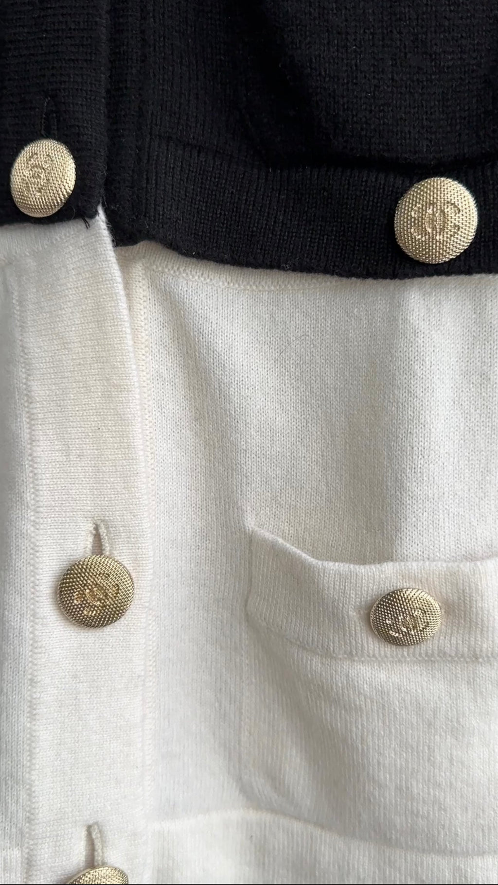Chanel 22C Black and Off-White Cashmere 4 in 1 igan - FR38 / S
