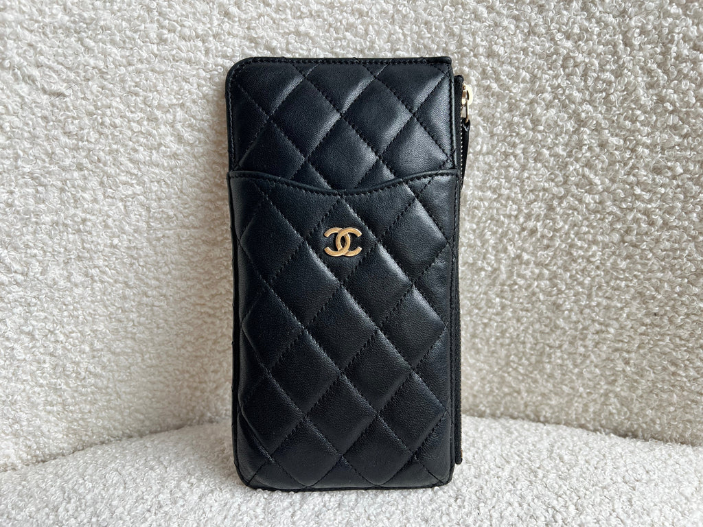 Chanel Classic Phone Case Pouch in Black Quilted calfskin