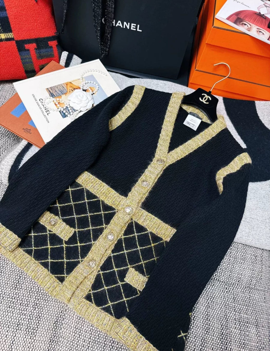 Chanel Fall/Winter 2015-2016 Black & Gold igan