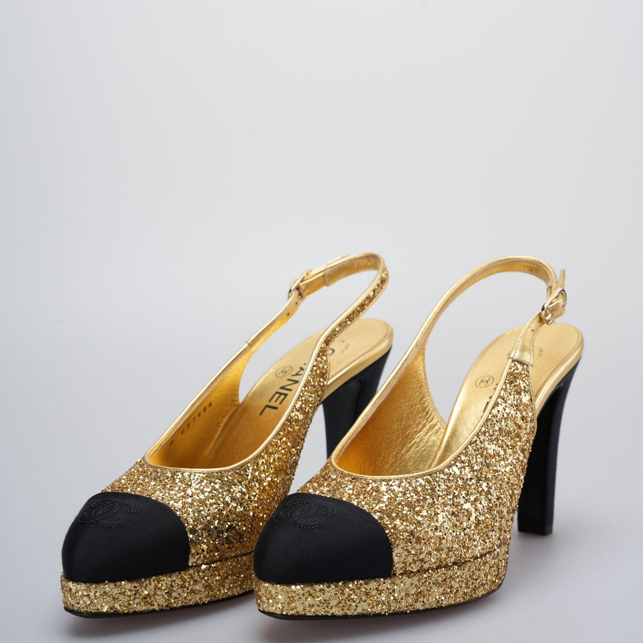 Chanel Grosgrain Cap Toe CC Slingback Pumps size 38 in Black and Gold