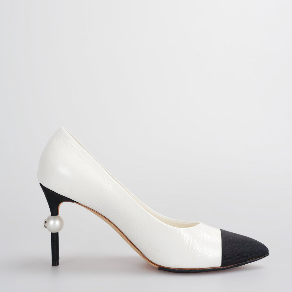 Chanel White Black Pumps with Pearl CC Logo 38