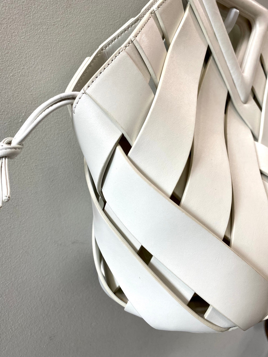 BOTTEGA VENETA POINT DRAWSTRING LEATHER BASKET BAG