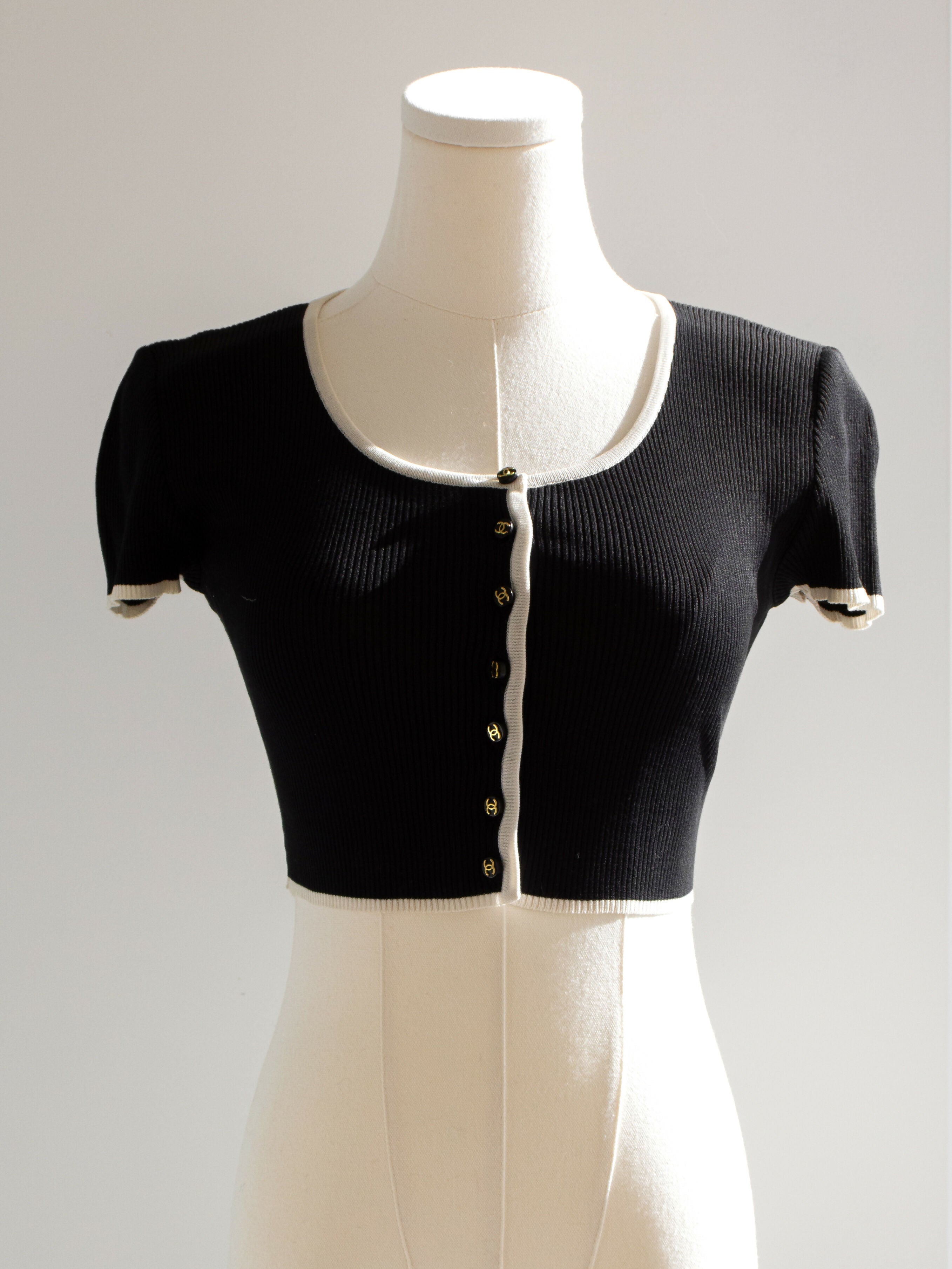 Iconic Chanel Vintage Spring 1995 Black White Ribbed CC 95P Cropped igan