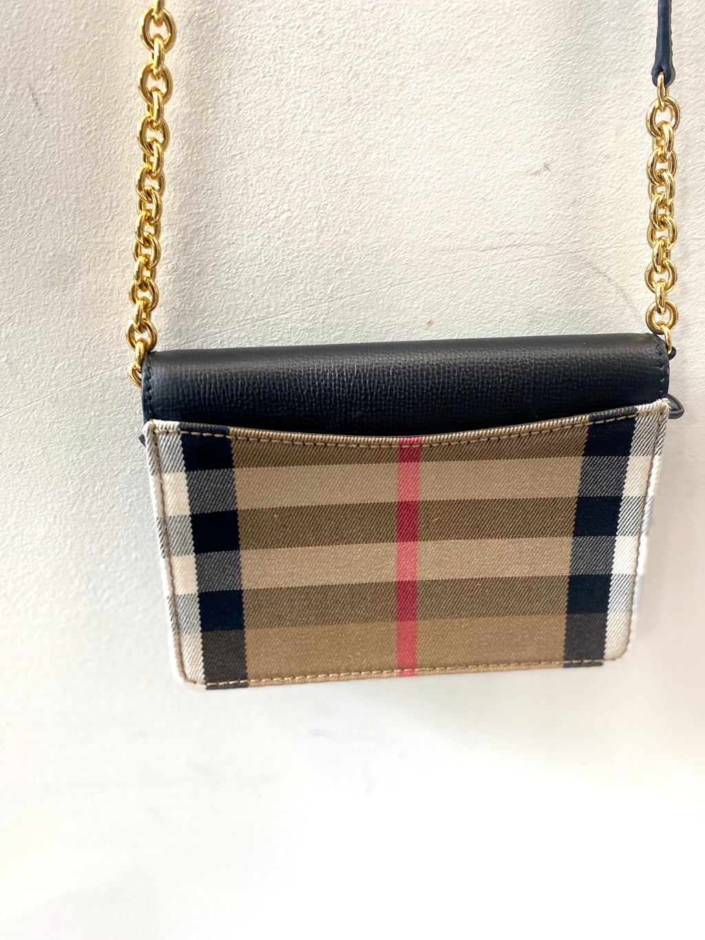 BURBERRY GRAINED CALFSKIN HOUSE CHECK HAMPSHIRE WALLET ON CHAIN