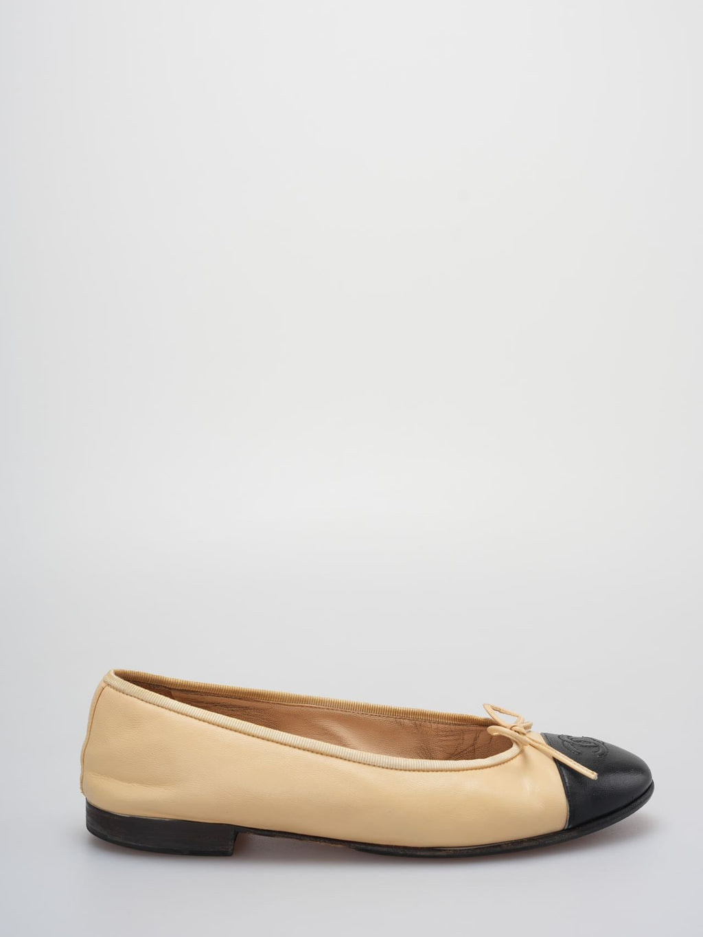 Chanel Beige/Black Leather CC Bow Cap Toe Ballet Flats Size 37 .5