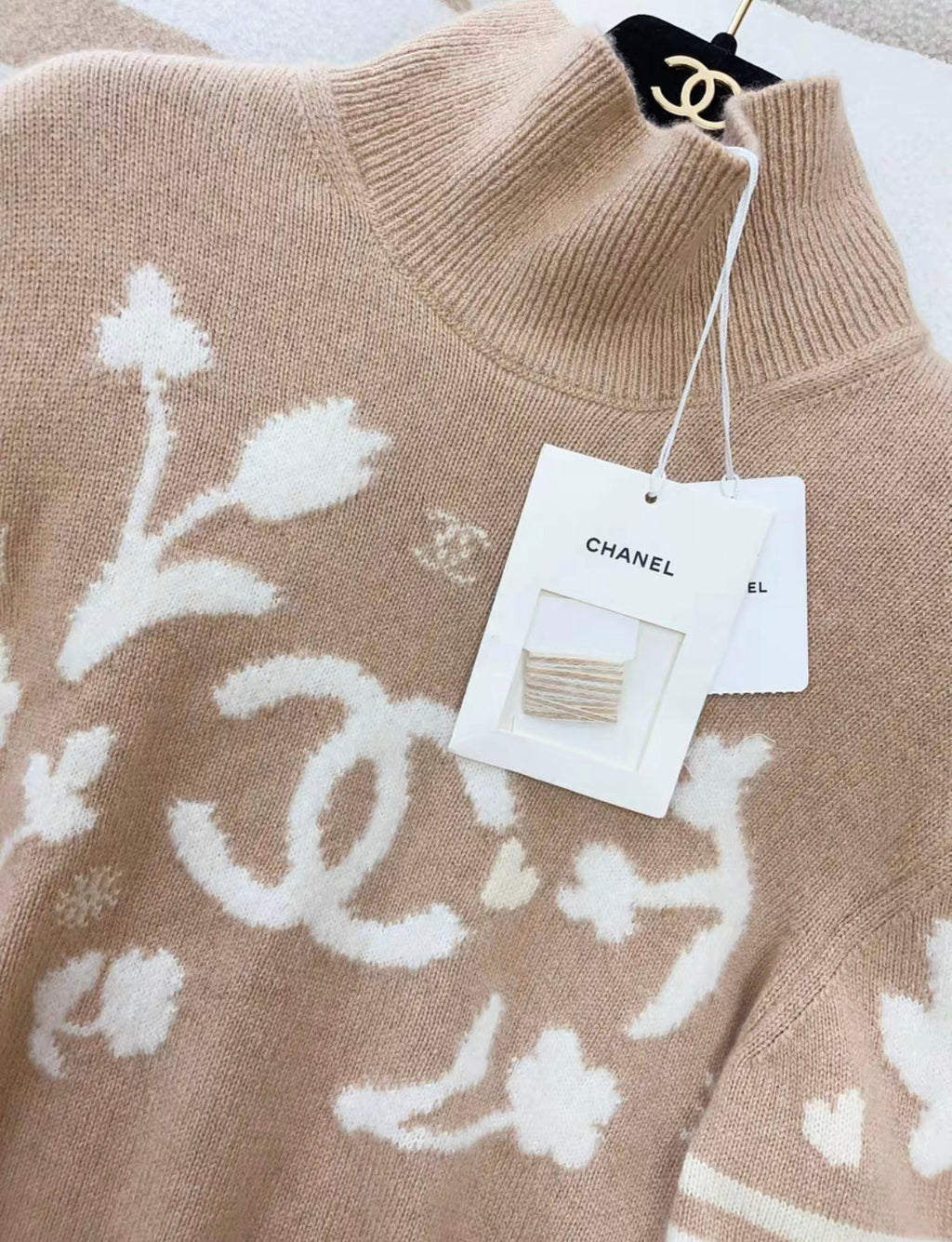 Chanel 24N coco neige beige and white knitted cashmere sweater size 38