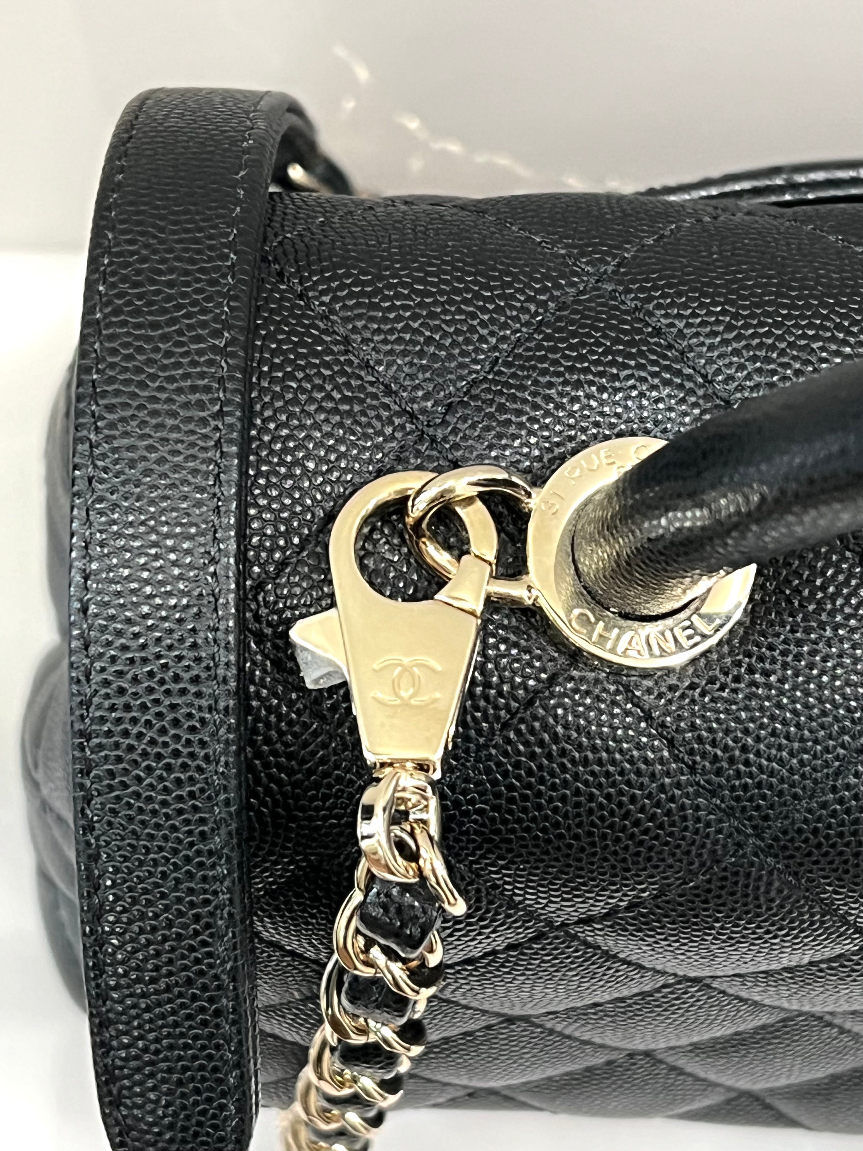 CHANEL CAVIAR QUILTED COCO HANDLE 21P MEDIUM SHOULDER BAG