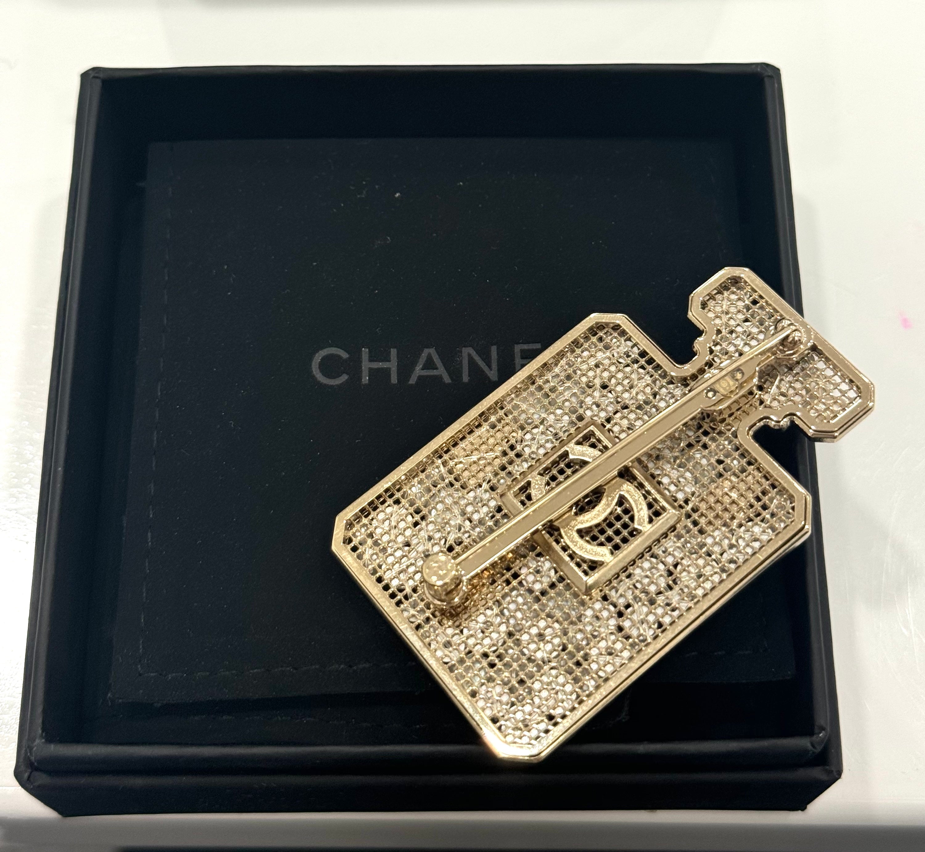 CHANEL 19 STRASS & FAUX PEARL CC PERMUFE BROOCH