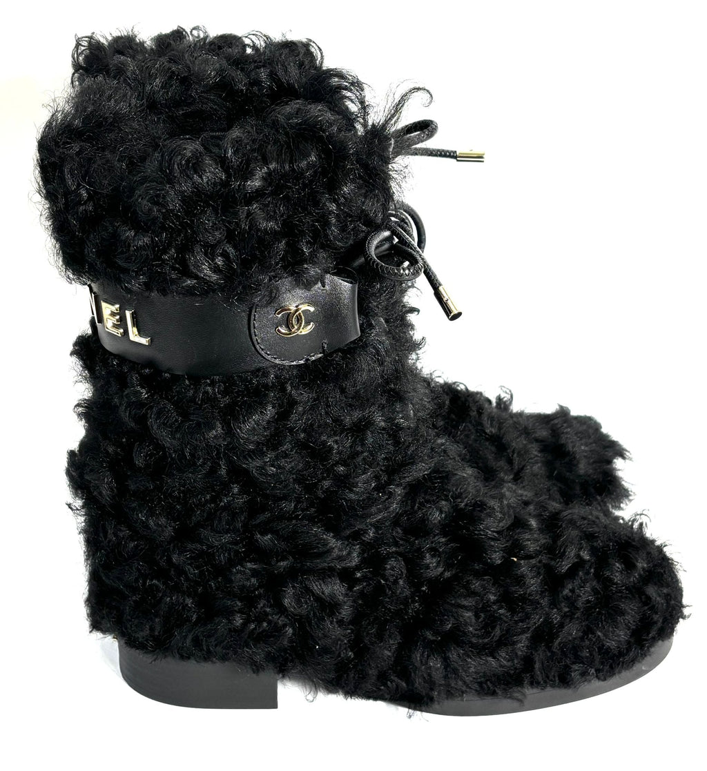 CHANEL INTERLOCKING CC LOGO SHEARLING BOOTS