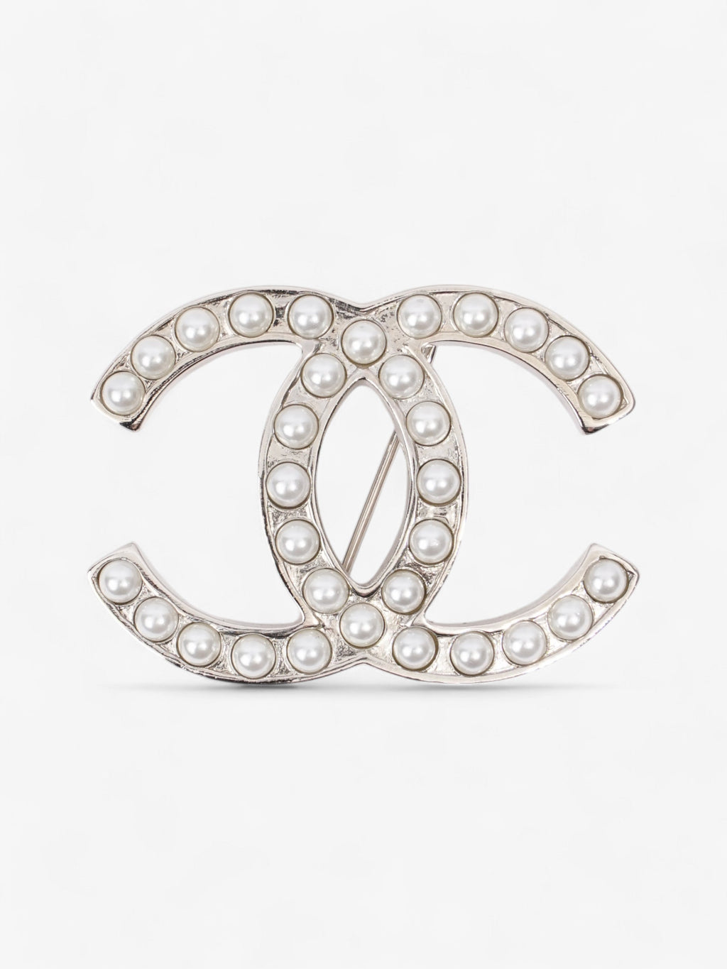 Chanel Interlocking CC Brooch Silver / Pearl Base Metal