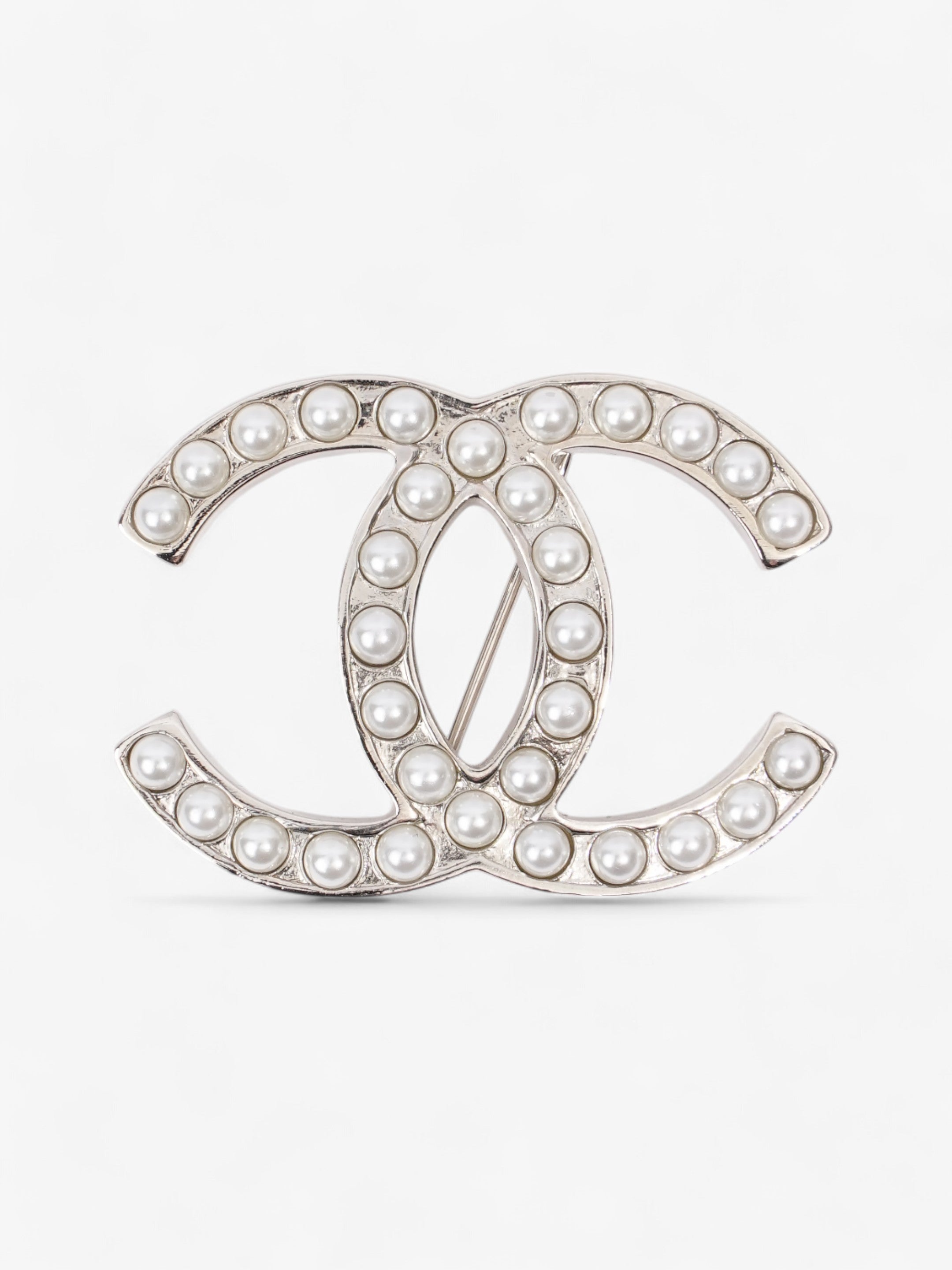 Chanel Interlocking CC Brooch Silver / Pearl Base Metal
