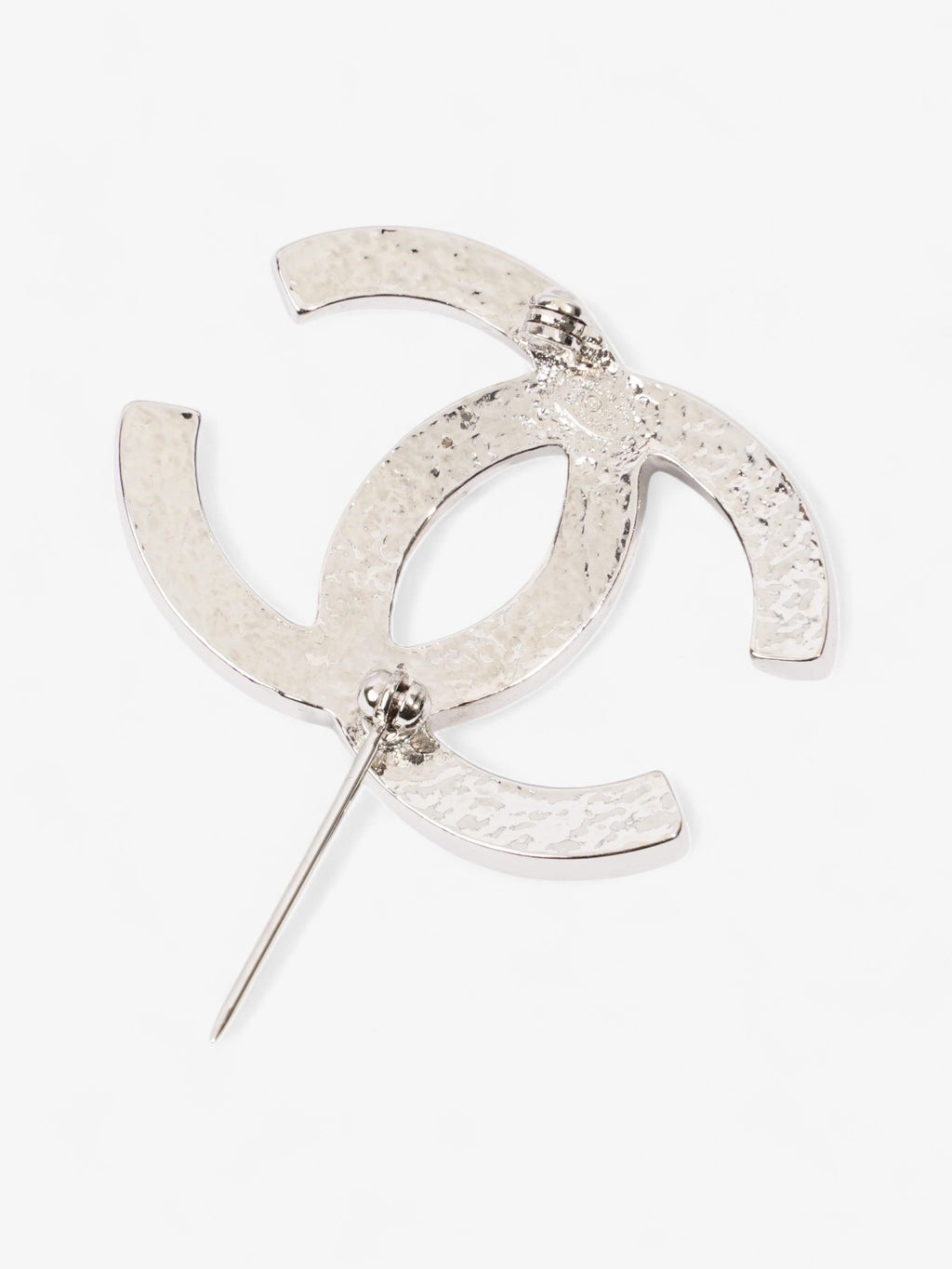 Chanel Interlocking CC Brooch Silver / Pearl Base Metal