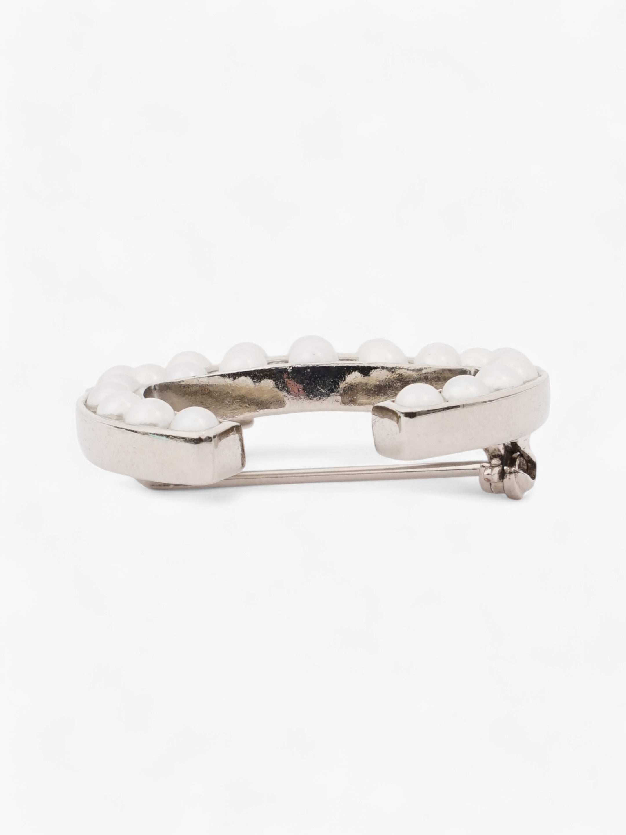 Chanel Interlocking CC Brooch Silver / Pearl Base Metal